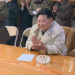 Soldadas norcoreanas cantan y bailan para Kim Jong-un