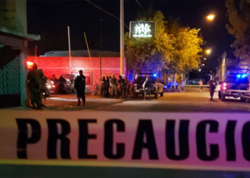 En Guanajuato masacran a tres en taquería y asesinan a dos policías