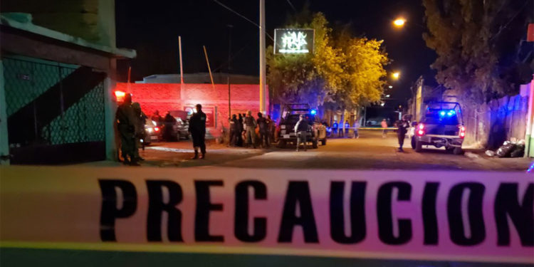 En Guanajuato masacran a tres en taquería y asesinan a dos policías