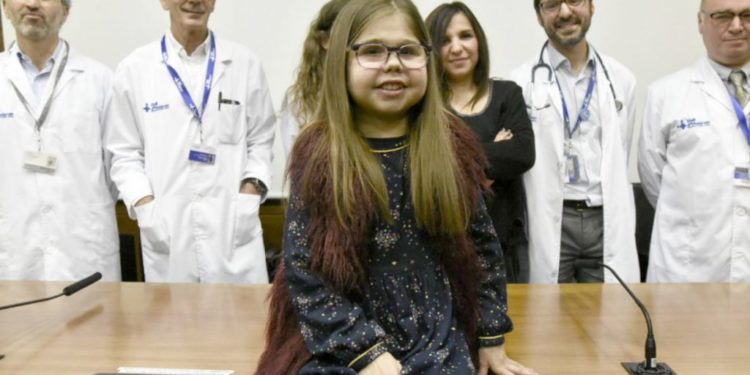 Realizan triple trasplante a  niña