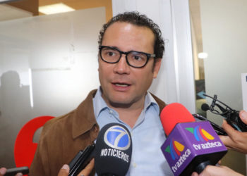 Xavier Nava define prioridades con su equipo de trabajo