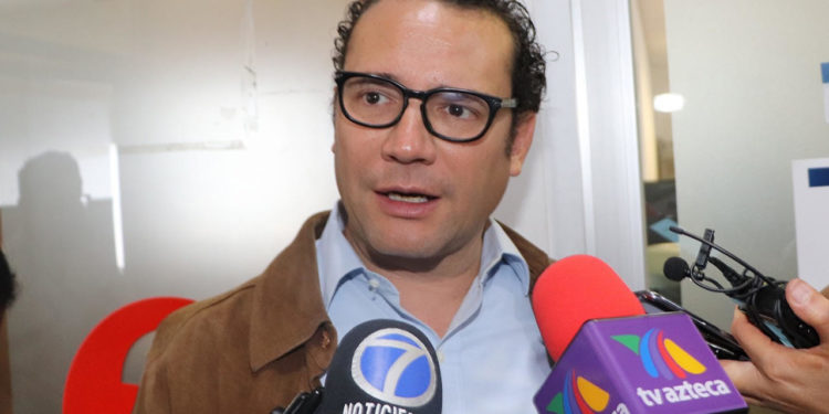 Xavier Nava define prioridades con su equipo de trabajo