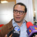 Xavier Nava define prioridades con su equipo de trabajo