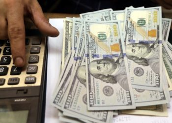 El dólar registra una pérdida frente de 0.42 por ciento