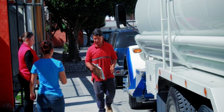 Garantiza Interapas suministro de agua en zonas oriente y poniente de la capital