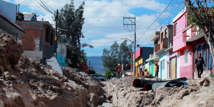 Interapas sustituye drenaje en la colonia Progreso