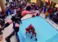 Luchador vuela desde el segundo piso de un centro comercial