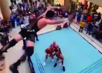 Luchador vuela desde el segundo piso de un centro comercial