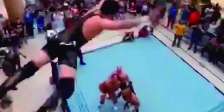 Luchador vuela desde el segundo piso de un centro comercial