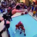 Luchador vuela desde el segundo piso de un centro comercial