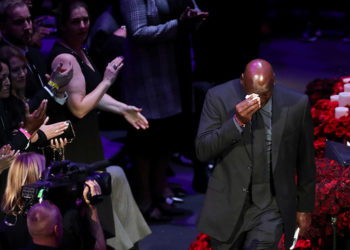 Michael Jordan llora durante  homenaje a Kobe Bryant