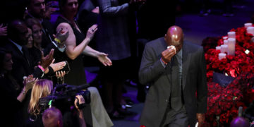 Michael Jordan llora durante  homenaje a Kobe Bryant