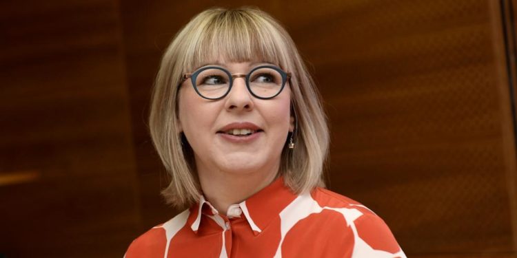 Finlandia elimina la referencia de género, iguala los permisos de paternidad y maternidad