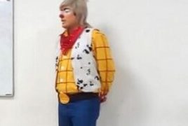 Estudiante de derecho llega vestido de payasito a clases