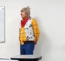 Estudiante de derecho llega vestido de payasito a clases