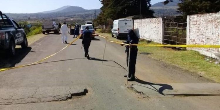 Hallan 24 cadáveres en una fosa clandestina en Coeneo, Michoacán