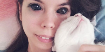 Joven queda ciega tras tatuarse los ojosv y demanda a su tatuador