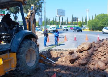Repara INTERAPAS fuga de red en Av. Sierra Vista