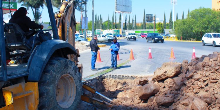 Repara INTERAPAS fuga de red en Av. Sierra Vista