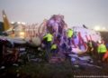 Un avión de pasajeros se sale de la pista, se incendia y se parte en tres en Estambul