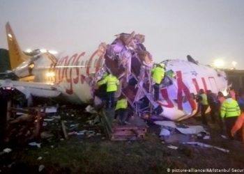Un avión de pasajeros se sale de la pista, se incendia y se parte en tres en Estambul