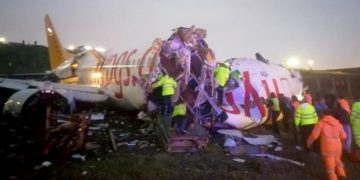 Un avión de pasajeros se sale de la pista, se incendia y se parte en tres en Estambul