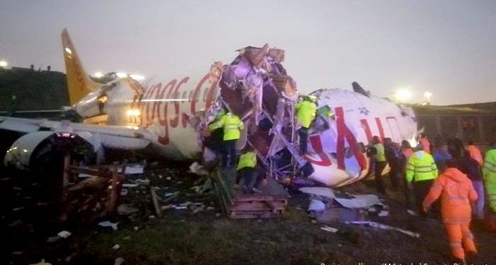 Un avión de pasajeros se sale de la pista, se incendia y se parte en tres en Estambul