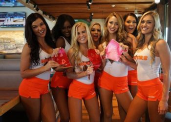Hooters te dará cerveza y comida gratis si permites que rompan la fotografía de tu ex pareja