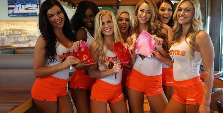 Hooters te dará cerveza y comida gratis si permites que rompan la fotografía de tu ex pareja