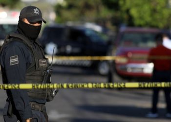 Un policía muere tras defender a su familia de un asalto, acampaban a orillas de una laguna