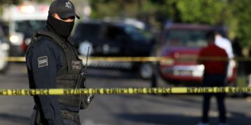 Un policía muere tras defender a su familia de un asalto, acampaban a orillas de una laguna