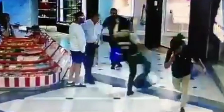 Héroe anónimo frustra  robo en un centro comercial chileno