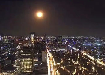 Un meteorito cae sobre México iluminando el cielo