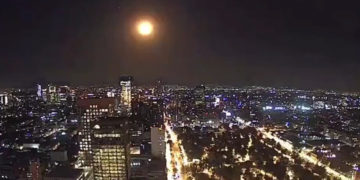 Un meteorito cae sobre México iluminando el cielo