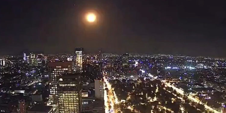 Un meteorito cae sobre México iluminando el cielo