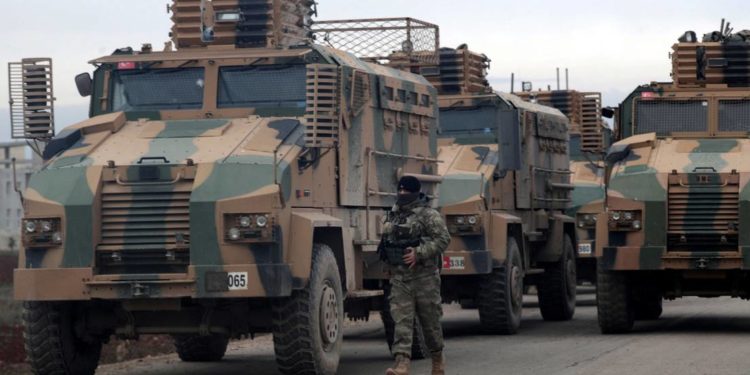 Turquía envía un convoy con equipos y camiones de municiones a Idlib