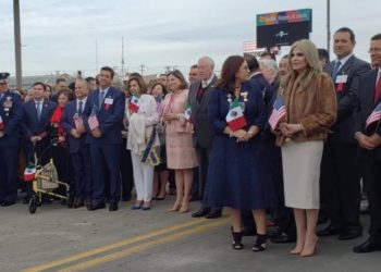 Ceremonia del Abrazo en frontera de Laredo y Nuevo Laredo