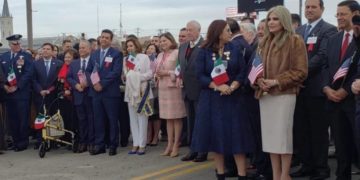 Ceremonia del Abrazo en frontera de Laredo y Nuevo Laredo