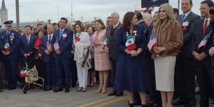 Ceremonia del Abrazo en frontera de Laredo y Nuevo Laredo