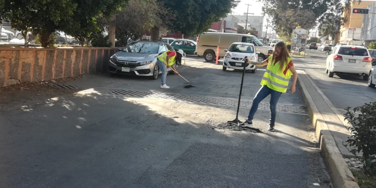 Jugadoras del Atlético San Luis tapan baches