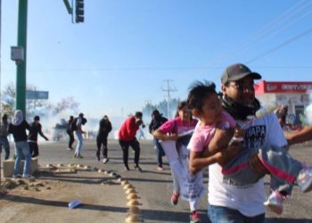 Policías reprimen a padres y normalistas en Chiapas; hay 4 hospitalizados