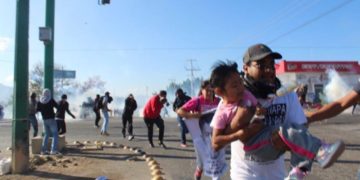 Policías reprimen a padres y normalistas en Chiapas; hay 4 hospitalizados