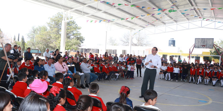 Entregó Xavier Nava, el tercer techado de escuela en Peñasco
