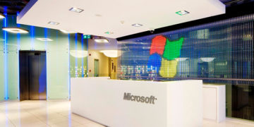 Microsoft invertirá 1,100 mdd en México para educación y conservación de tiburones