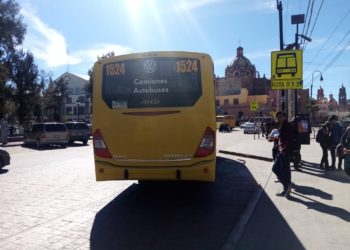 Denuncian que chofer de transporte rosa subió a hombres