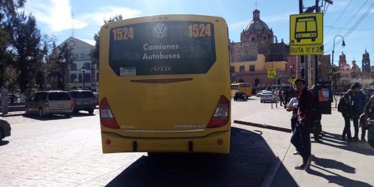 Denuncian que chofer de transporte rosa subió a hombres