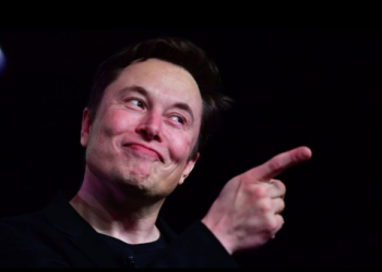 Elon Musk está reclutando talento en todo el mundo para unirse a Tesla y no es necesario tener título universitario