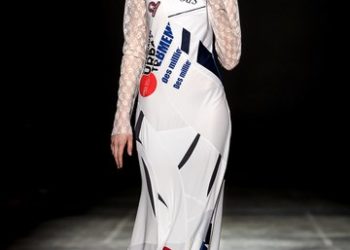 Vestido de novia hecho de ropa deportiva usada
