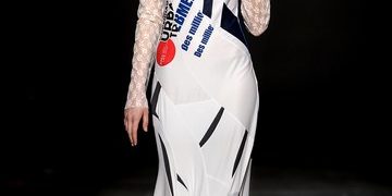 Vestido de novia hecho de ropa deportiva usada