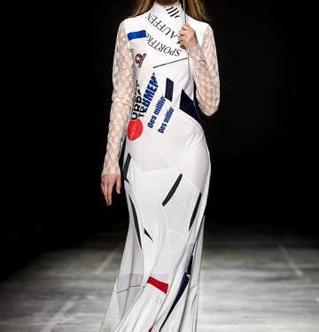 Vestido de novia hecho de ropa deportiva usada